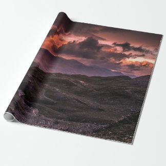 GRÅTT- OCH SVARTA MOUNTAINER UNDER CLOUDY HIMLAR U PRESENTPAPPER