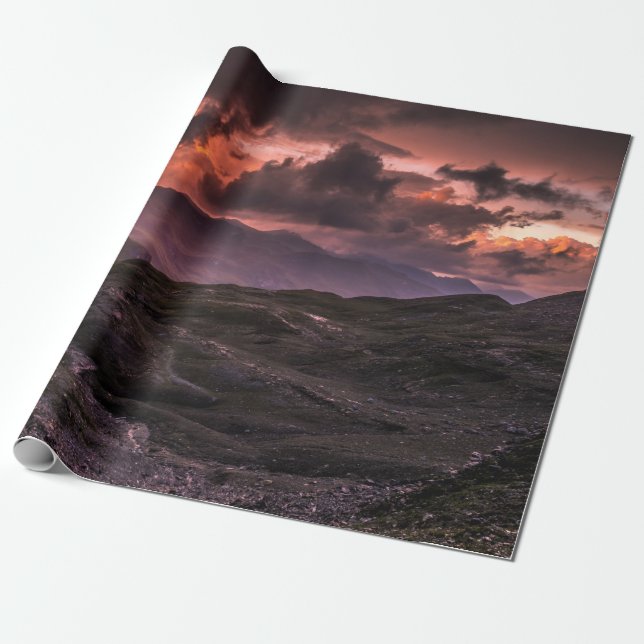 GRÅTT- OCH SVARTA MOUNTAINER UNDER CLOUDY HIMLAR U PRESENTPAPPER (Utrullad)