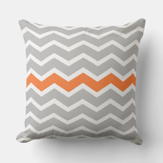 Grått och vit Chevron Zigzag med Orange Dekorfärg Kudde (Framsida)