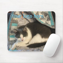 Grått och vit katt musmatta