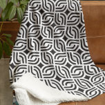 Grått- och vit mönster-dekorerad antikdesign fleecefilt<br><div class="desc">Mörk grått ornament mönster med antika mönster på anpassningsbarnas vita bakgrund.</div>