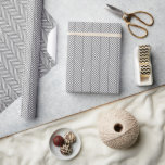 Grått och vitt örrben presentpapper<br><div class="desc">Anpassningsbar designad omslutning papper modern chic av vallmo, herringbone chevron mönster. Klicka på Anpassa om du vill lägga till egen text eller bilder om du vill skapa en unik design av ett slag! Hämta kreativ och använda den här roligten papper för mer än bara presentfigursättning. Det är också underbart för...</div>