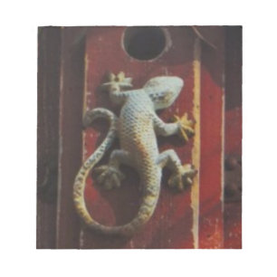 grått-ödla på trä anteckningsblock