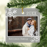 Grått Photo Ornament med Snöflingor<br><div class="desc">Anpassa den här prydnaden med ditt familjefoto och lägg till din familj namn tillsammans med året för denna underbara julkeepé.</div>