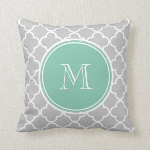Grått Quatrefoil mönster, grön Monogram för Mi Kudde