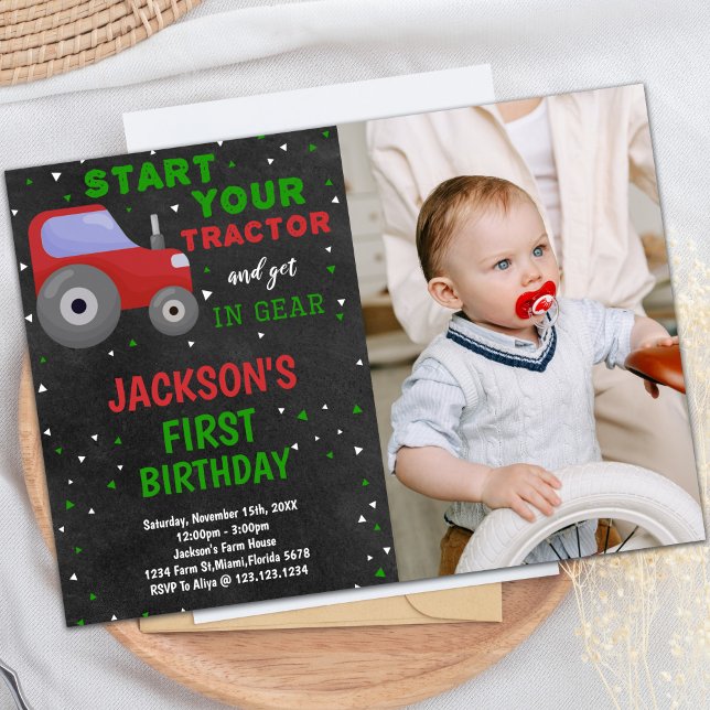 Grått Red Tractor Birthday-inbjudningar med foto Inbjudningar (Gray Red Tractor Birthday Invitations with photo)