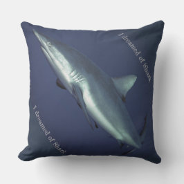 Grått Reef Shark Utomhuskudde