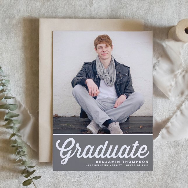 Grått Retro Typography Photo Studenten Inbjudningar (Customizable class of 2025 photo graduation invitation featuring retro lettering. )