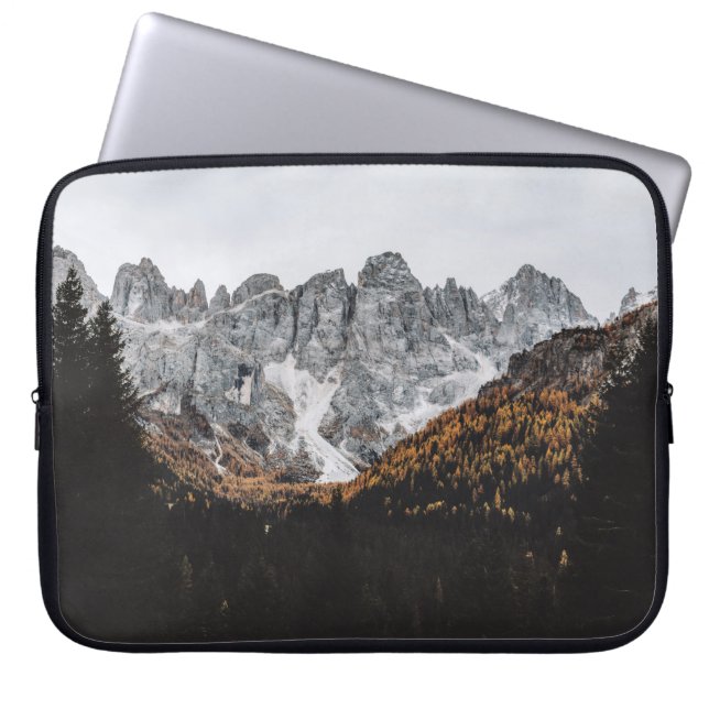 GRÅTT ROCKY MOUNTAIN MED TRÄD UNDER DAGEN LAPTOP FODRAL (Framsidan)
