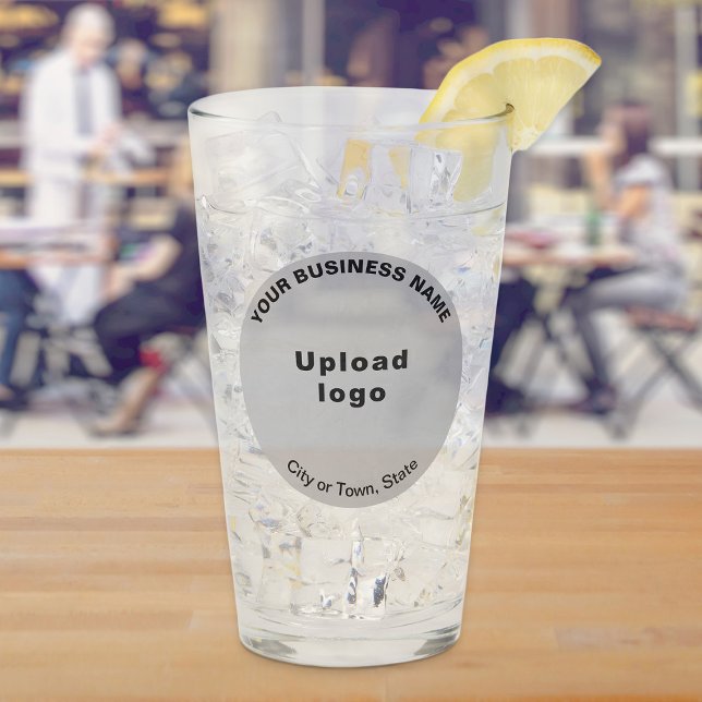 Grått Round Shape Business Brand på Glass Kopp (Build brand name awareness. Gray round business brand on glass cup.)