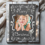 Grått Scrollss Chalkboard-Helgdag-fotokort Julkort<br><div class="desc">En kritbordsbakgrund med vackra scrollsar och stjärnor av grått och vit text som lyder "God jul" på framsidan och "Kan alla dina dagar vara glada och ljusa" på baksidan. Det här vackra, skräddarsydda julfotokortet i helgdag har flera stjärndekorationer, en fågel i en kapslad design och områden där du enkelt kan...</div>