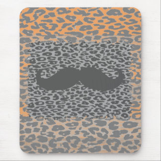 Grått skägg och leopardmönster musmatta