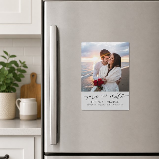 Grått skript Foto Spara datumet Magnetisk Inbjudningskort (Chic save the date magnet featuring elegant handwritten script typography and soft grey bottom)