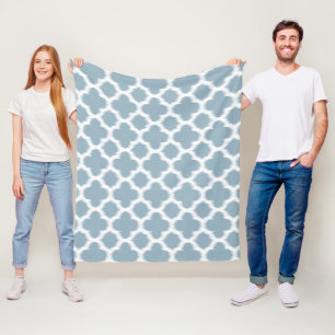 Grått Slate Blue White Ikat Quatrefoil Mönster Fleecefilt