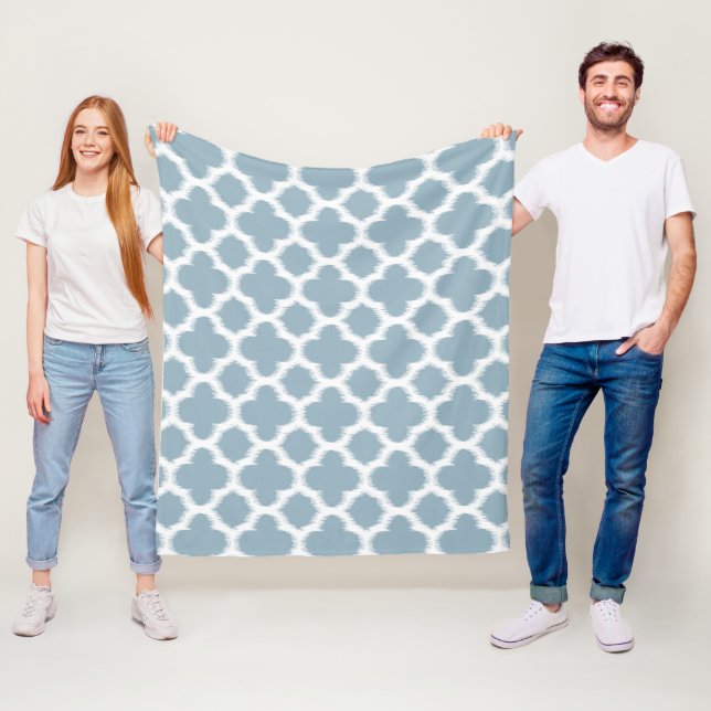 Grått Slate Blue White Ikat Quatrefoil Mönster Fleecefilt (På plats)