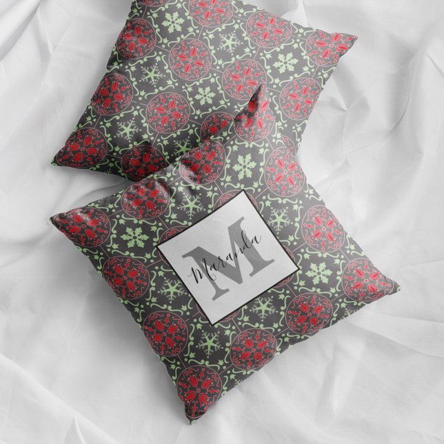 Grått Snöflinga Jul Monogram Kudde (Gray snowflake Christmas monogram pillow with personalized name festive holiday decor accent.)