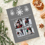 Grått Snowflake Ornaments Photo Collage Julkort<br><div class="desc">Fira årstiden med det här Grått Snowflake Ornaments Photo Collage Helgdag Card, som har utformats för att din festglädje. Det här fotot hälsning har en elegant med ett känsligt vitt snöflingor i en charmerande smak av snöflingor, som på ett vackert sätt visar ett fyrfotsfoto av dina familjefotografier. Modern typografi ger...</div>