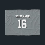 Grått Sports Jersey Team Jersey Fleecefilt<br><div class="desc">Charcol Grått Team Jersey/Sports Jersey/Football Jersey Anpassa detta med ditt eget namn eller team namn och ett nummer. Du kan ändra textens storleka placering, färg och placering om du behöver göra ändringar, ta bort textskuggan, lägga till egen text och/eller bilder för att skapa din egen unika design med mera. FantabulousSports/Fantabulous...</div>
