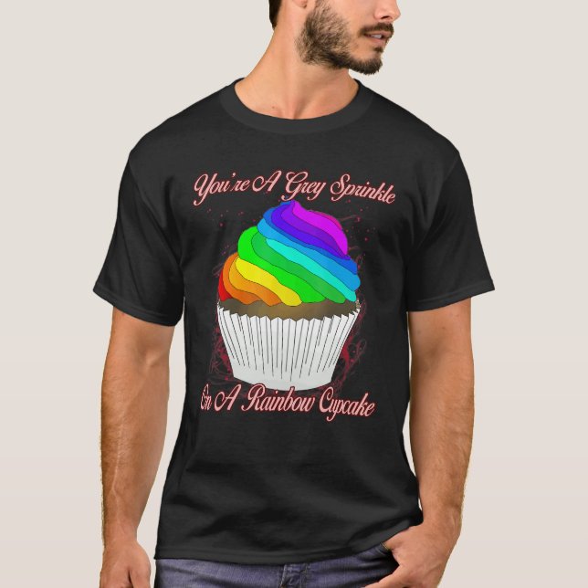 Grått Sprinkle på en regnbågscupkaka Sarcastic Sas T Shirt (Framsida)