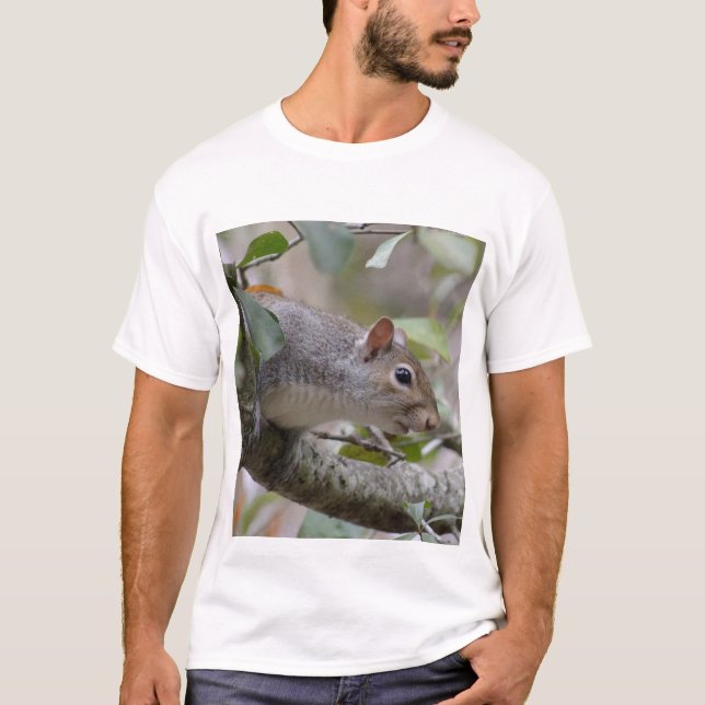 Grått Squirrel Keeping Watch T Shirt (Framsida)