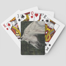 Grått-stallion som bländar i avstånd