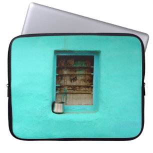 GRÅTT STEEL CONTAINER PÅ WINDOW MED TEAL PAINT LAPTOP FODRAL