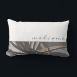 Grått & Taupe Abstrakt Rosett band | Vit | Välkomm Lumbarkudde<br><div class="desc">Snyggtens välkomstkudde har en modern abstrakt-ribbondesign med skuggor av grått och ett anpassningsbarnas välkomstmeddelande. Den översta delen har en enkel vit bakgrund med "Välkommen" i ett modernt skript i nedre fodral. Grund-delen har grått, taupe, tan, linne och vitt rosett band som är skiktat och sammanflätat till ge perspektiv och djup...</div>