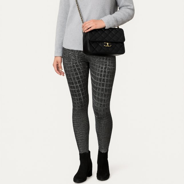 Grått Texturerad Faux Crokodile Leggings (Chic gray snakeskin fashion look styled with soft gray sweater and black accessories . )