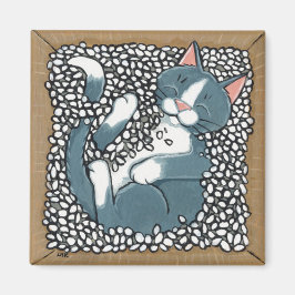 Grått Tuxedo Cat Sleeping in Box of Packing Peanut Magnet