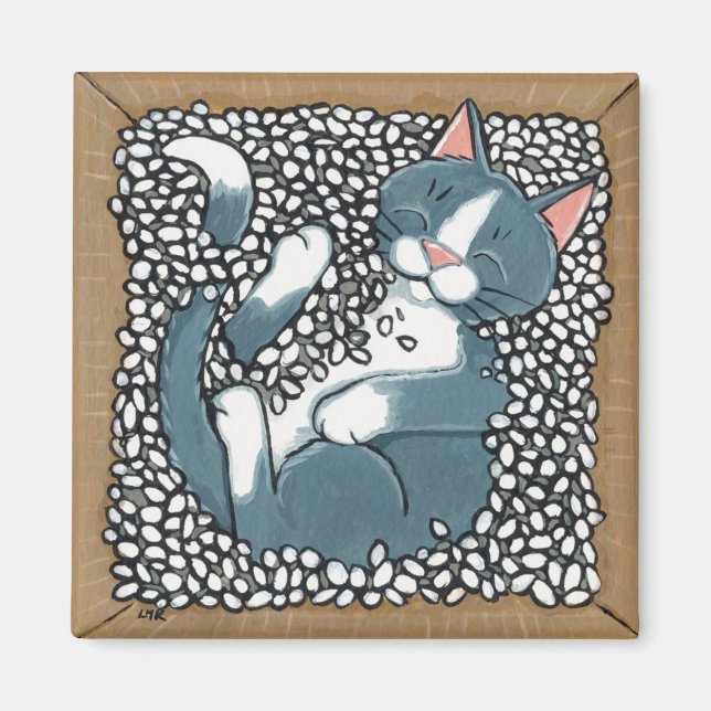 Grått Tuxedo Cat Sleeping in Box of Packing Peanut Magnet (Framsidan)