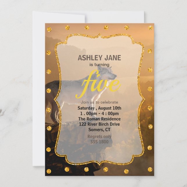 Grått-varg på sten i skogen inbjudningar (Framsida)