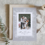 Grått Vintage Botanical Ram Photo God jul Julkort<br><div class="desc">God Jul! Skicka julhälsningar med det här vintagen julklapp. Den har en vintage konst av pinekoner,  gräs nål och hollier med grått-bakgrund. Anpassa genom att lägga till foto,  namn,  år och meddelande. Det här veckofotokortet finns i andra färg. Matchande objekt är tillgängliga.</div>