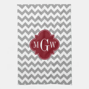 Grått White Chevron Burgundy Quatrefoil 3 Monogram Kökshandduk