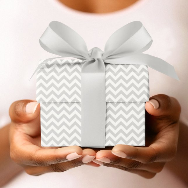 Grått & White Chevron Rand Baby Shower Presentpapper (Cute Gender Neutral Gray & White Chevron Stripes Pattern for Baby. Elegant Gray & White Zigzag Lines)