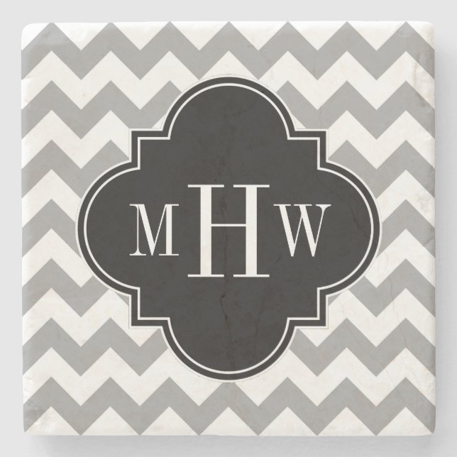 Grått Wht Chevron Black Quatrefoil 3 Monogram Underlägg Sten (Framsidan)