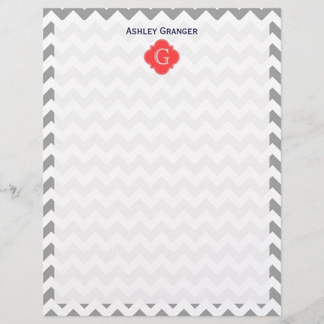 Grått Wht Chevron Coral Red Quatrefoil Monogram (Framsida)