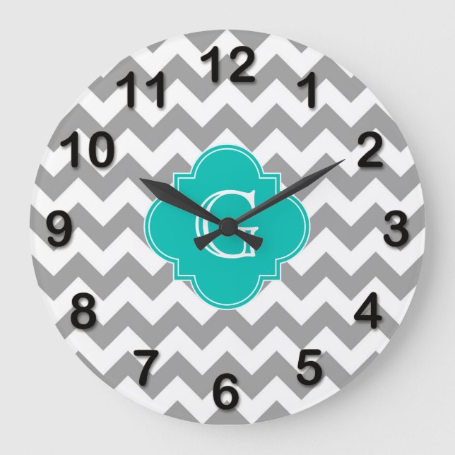 Grått Wht Chevron ZigZag Teal Quatrefoil Monogram Stor Klocka (Framsida)