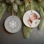 Grått Winter Snowflake Första jultomten Julgransprydnad Keramik<br><div class="desc">Keramisk helgdag är en ornament personlig med din baby-bild och anpassningsbar "Min första jul". Den här enkla moderna helgdag har en vit snöflake på grått-bakgrunden. Använda designen verktyg om du vill välja färg som bakgrund, redigera typsnitt och färger och lägga till egna foton för att skapa dina egna unika familjerepakelnamn....</div>
