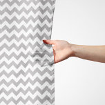Grått Zigzag, Grått Chevron, Geometric Mönster Sjal<br><div class="desc">Elegant,  snyggt och sofistikerad zigzag (chevron) mönster i grått och vitt färg. Modern gåva och trendig,  perfekt för Zigzag älskare i livet.</div>