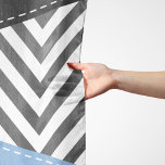 Grått Zigzag, Grått Chevron, Zigzag Mönster, Blue Sjal<br><div class="desc">Elegant,  snyggt och sofistikerad zigzag (chevron) mönster i grått och vit färg med blå och svart fläckar av färg. Modern gåva och trendig,  perfekt för Zigzag älskare i livet.</div>