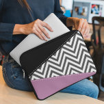 Grått Zigzag, Grått Chevron, Zigzag Mönster, Lila Laptop Fodral<br><div class="desc">Elegant,  snyggt och sofistikerad zigzag (chevron) mönster i grått och vit färg med lila och svarta fläckar på färg. Modern gåva och trendig,  perfekt för Zigzag älskare i livet.</div>