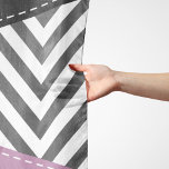 Grått Zigzag, Grått Chevron, Zigzag Mönster, Lila Sjal<br><div class="desc">Elegant,  snyggt och sofistikerad zigzag (chevron) mönster i grått och vit färg med lila och svarta fläckar på färg. Modern gåva och trendig,  perfekt för Zigzag älskare i livet.</div>