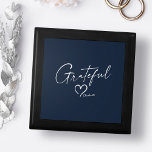 Grattis Heart | Ditt namn Juelry Gift Box Minnesask<br><div class="desc">Dra nytta av den positiva energin med en "Gratitude" keepsaké wooden-smyckeskrin, som har ett unikt anpassad design med ett "tacksamt" handskript i elegant, ett vackert hand plockade-hjärta och din personlig namn. I Nordsjöblått, vitt och grått eller redigera det primära färg som du vill. En underbar gåva till det speciella tillfället....</div>