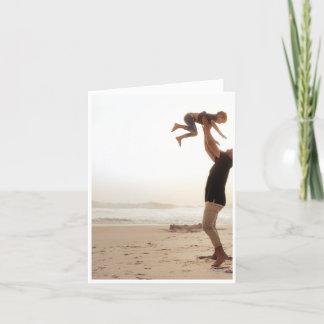 Grattis på faderns dag-kort på stranden helgkort