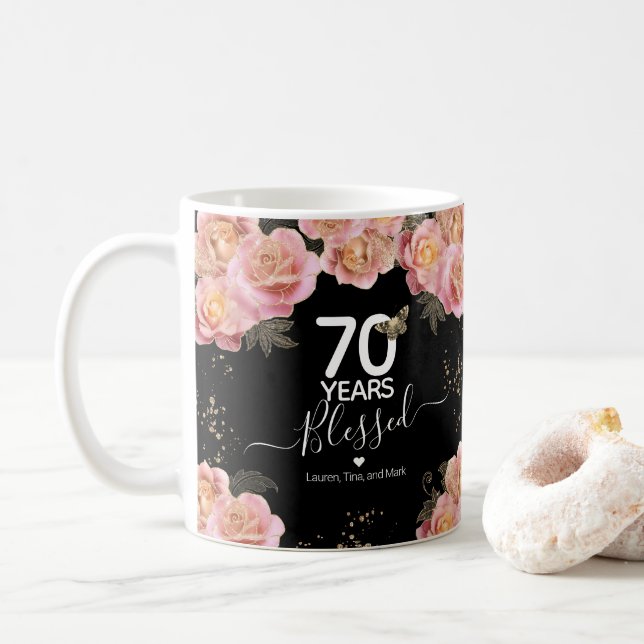 Grattis på födelsedagen 70 år Blästerad Rosa Blomm Kaffemugg (Med munk)