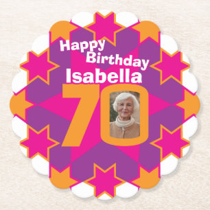 Grattis på födelsedagen 70:e namn och pappra under underlägg papper