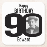 Grattis på födelsedagen 90:e namn och pappra under underlägg papper kvadrat<br><div class="desc">90:e födelsedag svart och vitt foto party pappra underlägg. Underbart att lägga till en personlig beröring till en överraskande födelsedagsfest. Anpassa med din födelsedag med dina pojkar eller flickor på 90-talet och anpassa dig efter ditt val av namn. Design av Sarah Trett.</div>