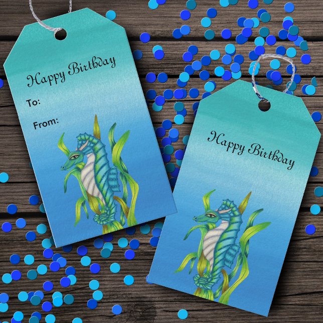 Grattis på födelsedagen Aqua Blue Sea Dragon Creat Presentetikett (Fantasy sea dragon creature in seaweed on shades of watery blues Birthday gift tags.)