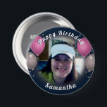 Grattis på födelsedagen-ballonger och foto-Rosa Knapp<br><div class="desc">All text är justerbar! Roligt-ballonger och konetti grattis på födelsedagen en fotoknapp. Alla teckningar designade av Valarie Wade.</div>