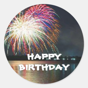 GRATTIS PÅ FÖDELSEDAGEN Fireworks vid Sjö Firande Runt Klistermärke